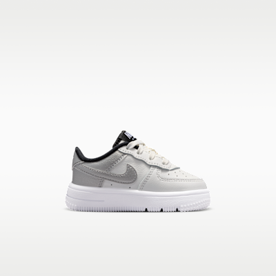 ナイキ フォース1 LV8 2 PS 新品 17.5 キッズ　スニーカー Nike Force 1 Low LV8 2 Little Kids' Shoes. Nike.com